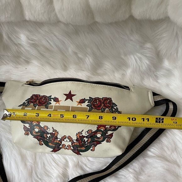 Reason beige Fanny belt with red and green roses adjustable belt front z… - Picture 6 of 9